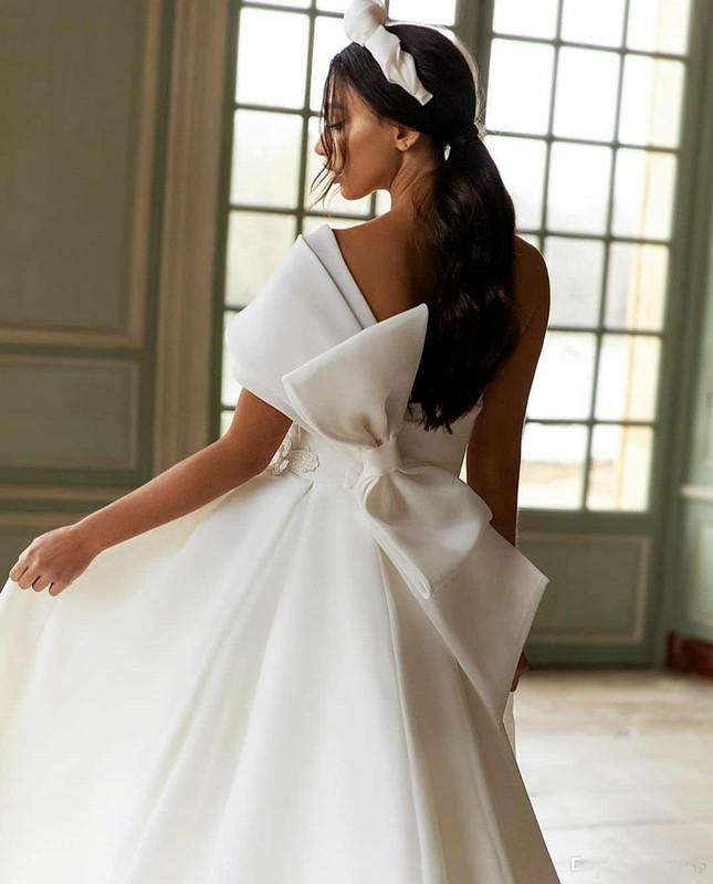 Elegant Appliqué One-Shoulder Bow A-Line Bridal Gown